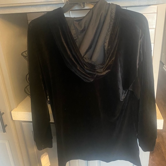 Women’s the skyes the limit velvet/velour like shirt, NWT - Picture 4 of 7